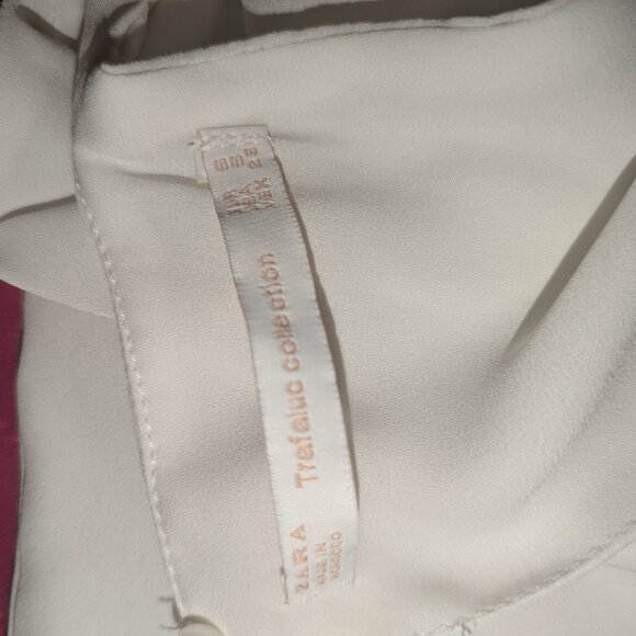 Cute out white top with black belt accent - Picture 3 of 6